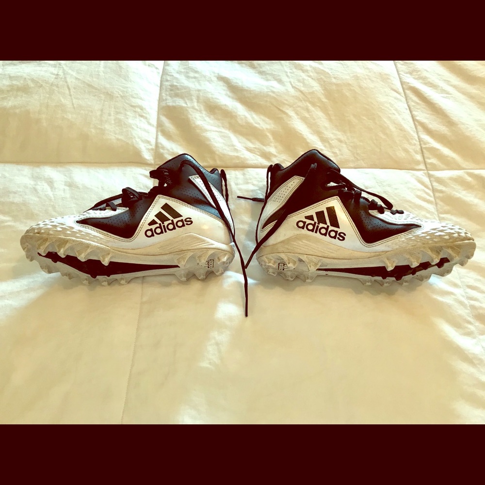 Youth football cleats
